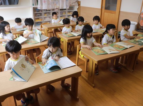 絵本を読む様子