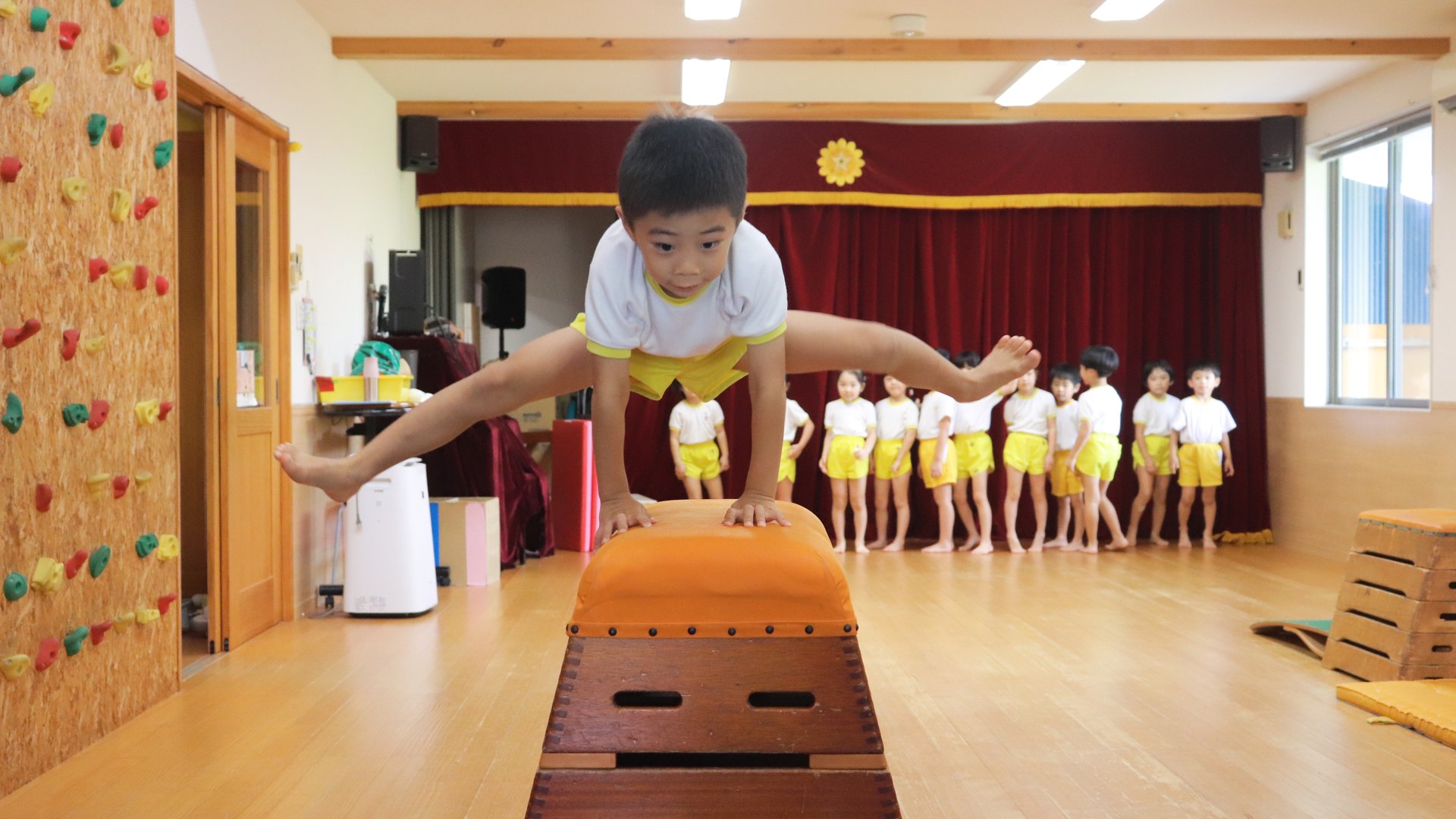 跳び箱に挑戦する子どもたち