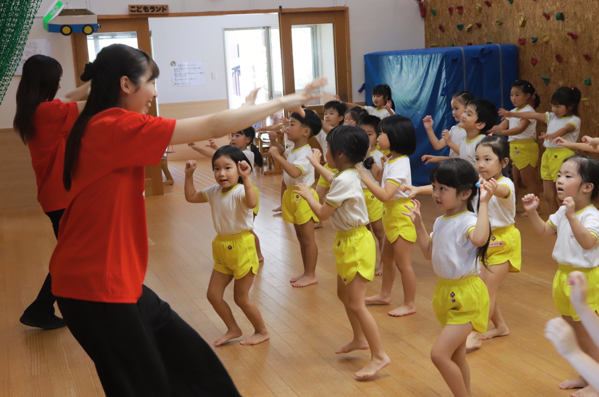 子どもたちと一緒に体を動かす先生