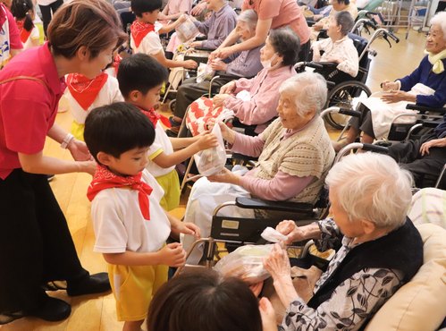 おじいちゃん・おばあちゃんと交流する様子